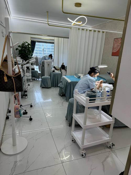 这家美容院是一家非常值得推荐的美容店 她们的服务态度